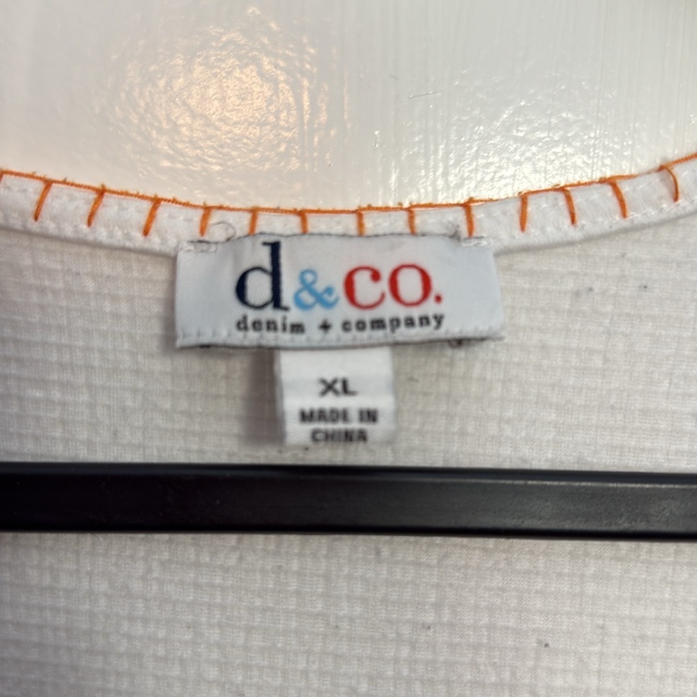 D&co Women's White Embroidered Top - Picture 2 of 6